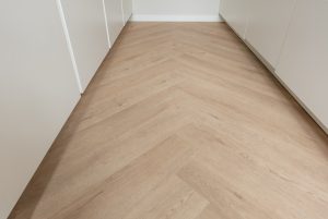 Floer-Walvisgraat-PVC-vloer-Gaia-Grijsbeige