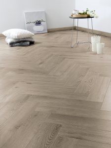 Floer-Visgraat-Laminaat-Grijs-Eiken-Vloer-sfeer