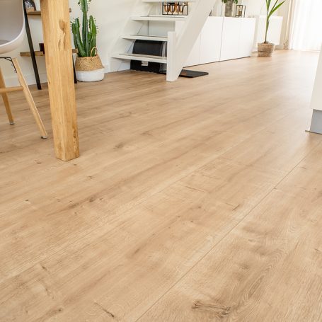 Floer-Country-House-Laminate-Untreated-Oak-how-to-replace-a-laminate-plank