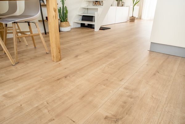 Floer-Country-House-Laminate-Untreated-Oak-how-to-replace-a-laminate-plank