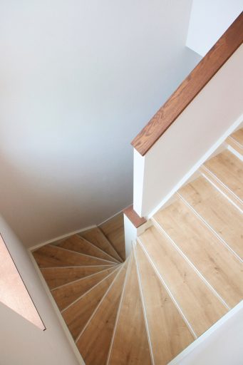 Floer-Landhuis-Laminaat-Trap-Onbehandelde-Eik-1