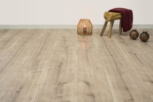 Floer Landhuis Laminaat Warmgrijze Eik ruimtelijk effect met breed laminaat