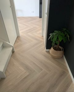 Floer-Landhuis-Laminaat-Vloer-Lichte-Eik-klantfoto-@cynterior_designs-2-een-japandi-interieur-de-interieur-trends-van-2023