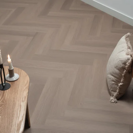 Floer-Herringbone-Click-Vinyl-floor-Greige-Oak-ambience-stand