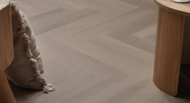 Floer-Herringbone-Vinyl-floor-Greige-oak-ambience-side-1